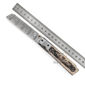 มีดพับเหล็กดามัสกัสเกรดอุตสาหกรรม - ด้ามจับกระดูกอูฐลายสลักเลเซอร์แบบ Thumb Knob ความยาวรวม 19 ซม. รับผลิตแบบ OEM - Product Image 5
