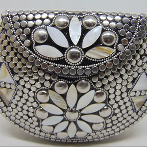 Sac à main de style rétro vintage, pochette à bandoulière en métal doré avec feuille décorative, doublure en PU, sac de soirée pour mariages et fêtes, fermoir à rabat en laiton - Product Image 1