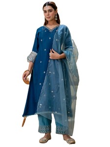 Kurta pour femme à coupe trapèze avec encolure en V et broderies Zari, ensemble pantalon et dupatta en mélange de soie Salwar Kameez - Product Image 1