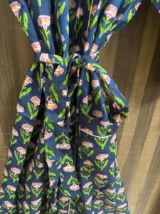 Bata Kimono de Algodón Azul Marino con Estampado Floral para Mujer, Hecha a Mano, con Cuello en V y Cierre con Cordón, Transpirable - Product Image 3