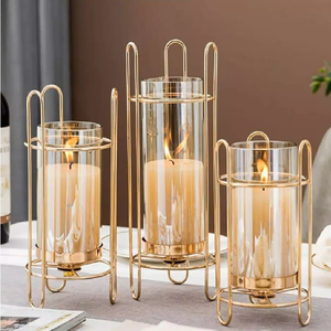 Par de candelabros de suelo dorados de estilo gótico con recipientes de cristal tallado, disponibles a precios de mayorista. - Product Image 4