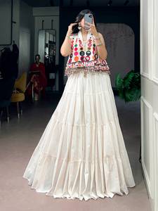 Robe de mariée ethnique indienne pakistanaise pour femme, longue, en coton, style lehenga, brodée, avec travail de miroirs et pompons, coupe classique, séchage rapide - Product Image 2