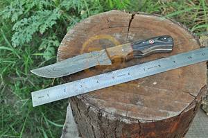 Couteau de chasse Damas haut de gamme fait main – Lame fixe ultra-affûtée avec manche ergonomique en bois pour le camping et le bushcraft - Product Image 4