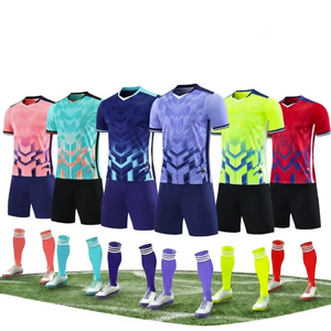 Tenue de football personnalisée pour hommes, maillot et short, vêtements de sport pour équipe adulte, respirant, séchage rapide, 100% polyester, kit d'entraînement - Product Image 1