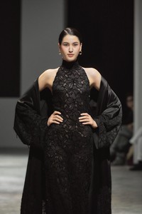 เดรสยาวแฟชั่นสูงสำหรับผู้หญิง สไตล์ลำลอง LILIAN HALTER-NECK LONG DRESS ประดับคริสตัล ลูกไม้ปักลาย คริสตัลตกแต่ง ชุดเดรสทรงเข้ารูป - Product Image 4