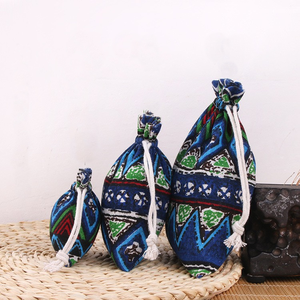 Pochette à cordon en mousseline tissée imprimée traditionnelle, logo personnalisé, motif bleu-vert, écologique, résistante à l'eau, lavable, durable - Product Image 3