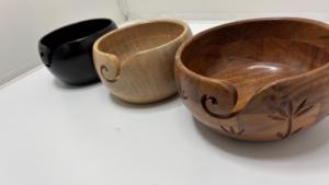 Cuenco de madera artesanal diseñado para mantener el hilo seguro y organizado mientras se teje, se hace crochet y se crean proyectos hechos a mano. - Product Image 5