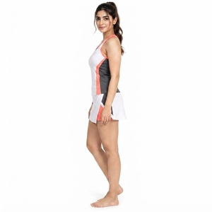 Uniforme de tenis personalizado para mujer hecho con material suave y transpirable, control de humedad, ajuste cómodo, movimiento flexible y duradero. - Product Image 4