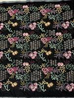 Tissu en velours de qualité supérieure avec motif floral botanique en fil rose moutarde sur fond noir pour manteaux et kaftans de mode