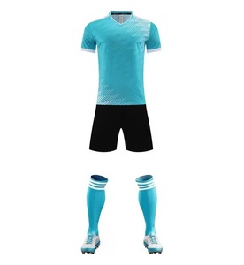 Ensemble d'uniformes de football bleus personnalisés pour hommes, maillot à col en V à manches courtes, short, polyester respirant, coupe athlétique toutes saisons - Product Image 1