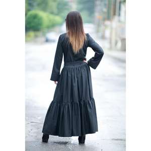Robe chemise longue maxi noire boutonnée pour femme, éco-responsable, taille naturelle, manches longues, coupe ample, décontractée et élégante, à volants - Product Image 3