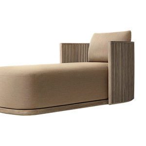 Chaise longue d'extérieur en teck tropical, base courbée cannelée, coussin moelleux rembourré, style moderne gris élégant - Product Image 5