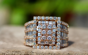 Bague de cocktail géométrique plaquée or 10K avec diamant taille émeraude serti en canal, glamour, unisexe, pour mariage et fiançailles - Product Image 4
