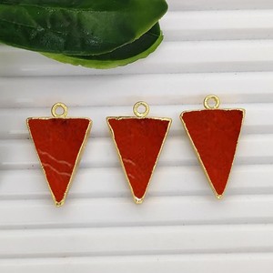 Vente en gros de breloques triangulaires en agate rouge, pendentifs plaqués or pour la fabrication de bijoux DIY - Product Image 1