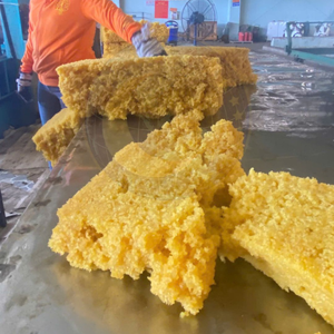 ยางธรรมชาติคุณภาพสูง SVR3L เกรดสำหรับขึ้นรูปแบบผง ผลิตในเวียดนาม สำหรับผลิตภัณฑ์ยาง บรรจุแบบม้วนและจัดเรียงบนพาเลท - Product Image 1