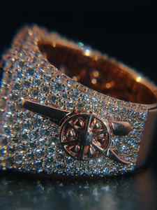 Bague de luxe hip-hop plaquée rhodium avec moissanite VVS ronde, sertie de lettres, pour fiançailles, mariage ou anniversaire - Product Image 2