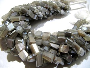 Cuentas de piedra lunar gris natural en forma de pepita, con revestimiento místico plateado AB, en hilo de 8 pulgadas de largo. - Product Image 5