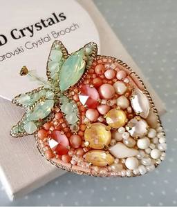 Broche de Diseño con Bordado y Cuentas, Intrincado Trabajo Artesanal, Elegante Broche Floral Bordado a Mano con Cuentas para Bodas - Product Image 1