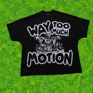 เสื้อยืดเจอร์ซีย์ทรงปกติสำหรับผู้ชาย OEM ผ้าฝ้าย 100% สตรีทแวร์ ลายการ์ตูน พิมพ์ลายด้านหน้าตามสั่ง คอกลม แขนสั้น ระบายอากาศได้ดี - Product Image 3