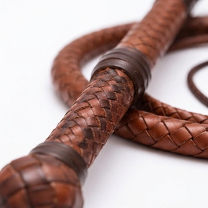 Látigos de cuero artesanales trenzados con diseño tradicional, ideales para exhibición decorativa y colección, ligeros. - Product Image 6