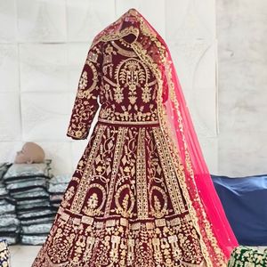 Lehenga Choli de Terciopelo de Lujo 9000 con Bordado Pesado, Lentejuelas, Dori de Lujo, Diamantes y Pedrería, Lehenga de Novia de Diseñador - Product Image 3