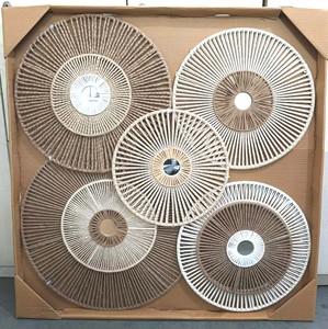 Décoration murale bohème en jute, panier suspendu rond en jonc de mer, accent mural tressé bicolore naturel pour la décoration intérieure - Product Image 1