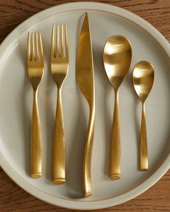 Assortiment de couverts de table design et artistiques, comprenant un couteau à steak et une fourchette à dents, pour une présentation de table remarquable - Product Image 1