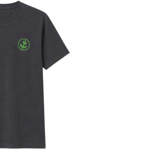 เสื้อยืดโอเวอร์ไซส์สีเทาเข้มสำหรับผู้ชาย แขนสั้น ผ้าฝ้าย คอกลม พิมพ์ลายโลโก้ที่อกเล็กน้อย สไตล์ลำลอง สตรีทแวร์ ทรงหลวม แฟชั่นทันสมัย - Product Image 4