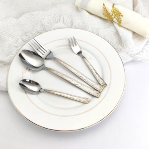 Atractivo juego de cubiertos con brillo elegante que mejora la presentación de los alimentos, ideal para viajes y picnics al aire libre. - Product Image 1