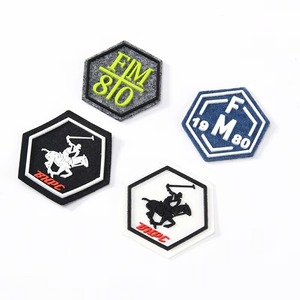 Etiquetas de tela personalizadas de PVC 3D con flores cosidas, etiquetas de ropa con logotipo personalizado, parches de PVC suaves, diseño en relieve 3D duradero - Product Image 1