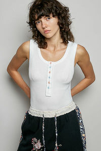 Camiseta sin mangas con cuello redondo y botones de colores POL - Product Image 6