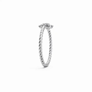 Anillo de Oro Blanco de 18K con Diamantes Cultivados en Laboratorio CVD con Certificación IGI, Diseño de Racimo de Flores y Banda Trenzada - Product Image 3