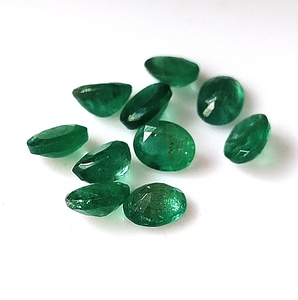 Lote de 10 Piezas de Esmeralda Zambiana Natural de Corte Ovalado, 3.30 Quilates, Color Verde Esmeralda, Calibrada, 4x5 mm, Facetada, Translúcida - Product Image 3