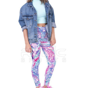 Leggings de sublimación para mujer de marca privada fabricados en Pakistán con tela elástica premium y diseño personalizado - Product Image 4
