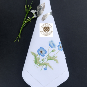 Lino natural con bordado de amapolas azules, suave pero duradero, que aporta un toque fresco y refinado a mesas elegantes. - Product Image 2