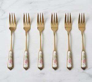 Ensemble de fourchettes élégantes en or avec manches en céramique florale, compatibles lave-vaisselle, pour la décoration de table de mariage - Product Image 1