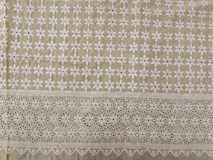 Tela de Algodón Premium Amarillo Pálido con Bordado Schiffli - Material con Diseño Floral Blanco, Estrellas y Borde Festoneado - Product Image 6
