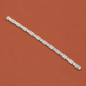 Bracelet de luxe en moissanite argentée avec maillons taille baguette, accents en grappe ronde et sertissage pavé glacé pour homme - Product Image 2