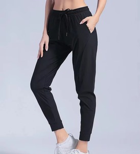 Pantalon de jogging ample et surdimensionné en molleton français pour femme avec logo personnalisé, 100 % coton épais, style hip-hop, idéal pour le sport et la gym - Product Image 3