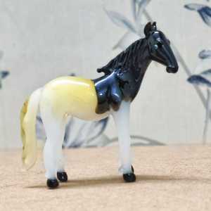 Figurine de cheval en verre artisanal, noir et crème, thème animal, pièce d'art décorative sculptée - Product Image 3