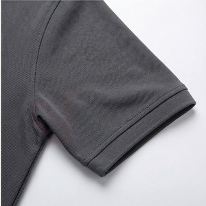 Polo à manches courtes gris pour homme avec rayures géométriques blanches et rouges, design sportif en maille à séchage rapide - Product Image 6