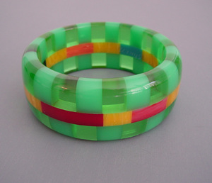 Nuevo Brazalete Acrílico de Color Personalizado, Elegante Brazalete de Baquelita para Mujer con Diseño de Ángel, Brazalete de Resina Transparente con Dijes, Tendencia - Product Image 3