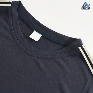 Conjunto Deportivo Personalizable al por Mayor para Hombre: Camiseta Ligera de Alto Rendimiento y Pantalones Cortos con Rayas de Compresión - Product Image 5