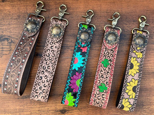 Top vente Western usiné à la main en cuir tournesol bracelet lanière porte-clés personnalisé en cuir véritable porte-clés Cowgirl cadeaux - Product Image 6