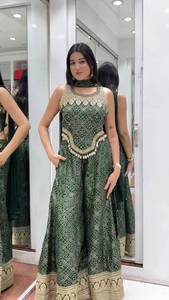 Ensemble prêt-à-porter composé d'un haut en faux georgette avec imprimé numérique design et broderies, d'un pantalon palazzo et d'un dupatta. - Product Image 1