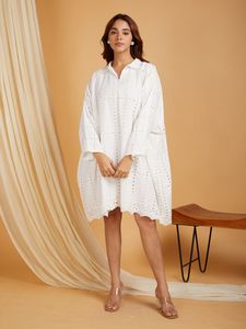 Vestido Mini Boho Blanco de Algodón Bordado con Aberturas Caladas, Manga Larga, Corte Holgado, Cuello en V y Dobladillo con Volantes, Ropa Casual de Verano - Product Image 3