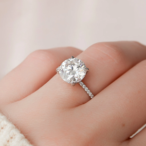 แหวนหมั้นเพชรทรงกลมเจียระไนแบบบริลเลียนท์ ประดับเพชรด้านข้าง ทอง 14K สไตล์คลาสสิก รับรองโดย IGI - Product Image 5