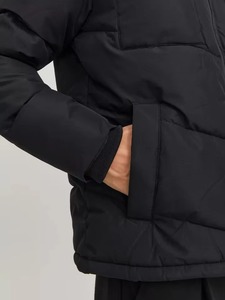 Manteau d'hiver pour homme en laine écologique à col en V et capuche, avec rembourrage en duvet de canard gris, fermeture éclair et boutons – Vente en gros, produit phare - Product Image 4