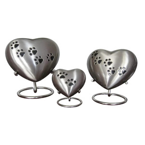 Heart Shaped Cremation <b>Urns</b> Decorative Solid Brass Funeral Ashes <b>Urns</b> Designed With Paw Engraving Decorative Designed Ashes <b>Urn</b> - Product Image 2