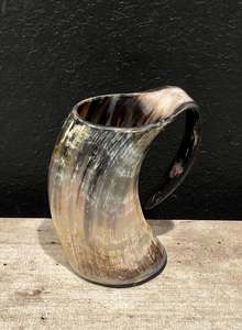 Mug en corne de buffle fait main, écologique, forme naturelle, poignée polie, style rustique moderne, art animalier, objet de collection, durable, personnalisable - Product Image 2
